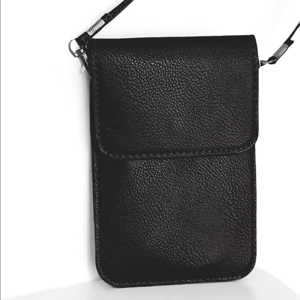 Black crossbody faux leather cellphone pouch⭐️